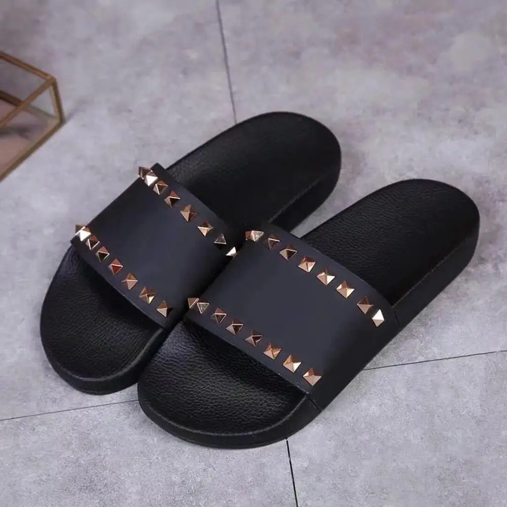 gold rivets black Yiyayi/шлепанцы с металлическими заклепками; сезон лето; ПВХ; открытый носок; Водонепроницаемая Обувь Для подиума; лаконичный дизайн; женские шлепанцы на плоской подошве; Цвет черный, белый - Цвет: gold rivets black