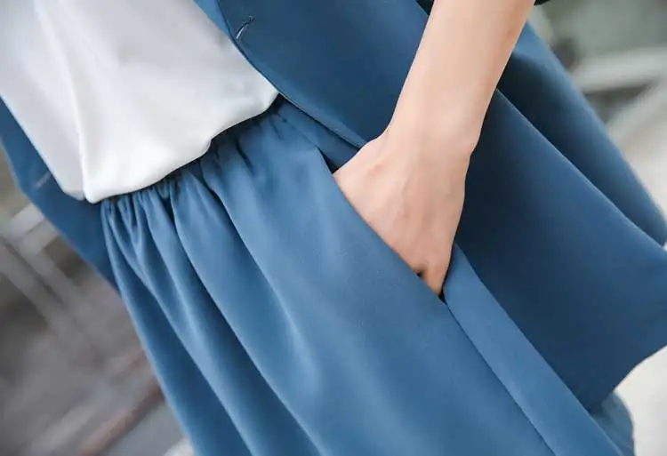 Женский костюм со шнуровкой и бантиком повседневный с укороченными штанами