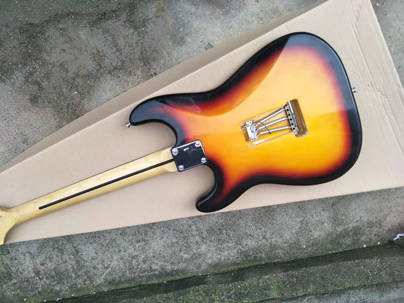 Электрогитара с 6 струнами белая накладка хромированная на заказ | Спорт и