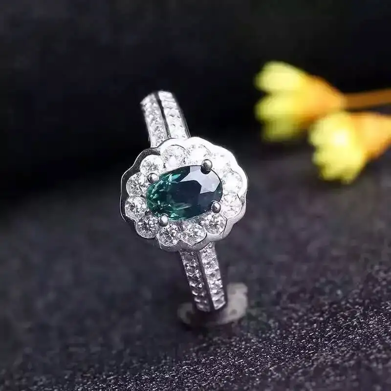 Кольцо женское из серебра 925 пробы вечерние натуральным голубым сапфиром |