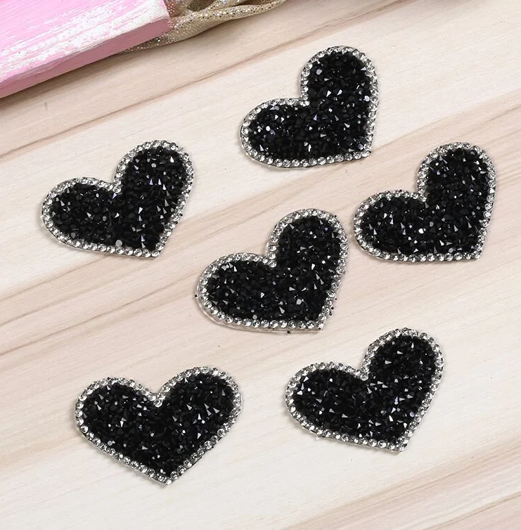 Черный патч в виде сердца из страз мотив Железо на шитье вышитой аппликацией