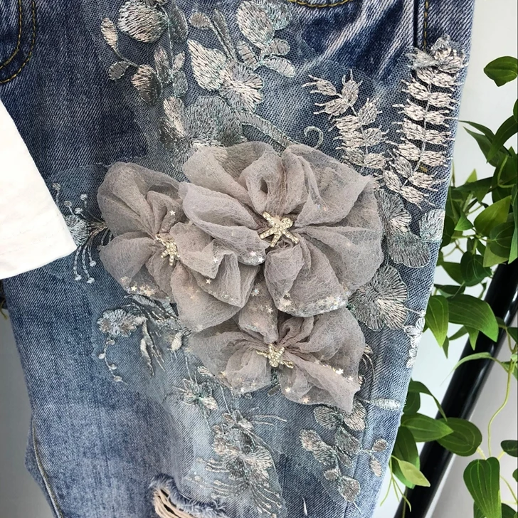 Женский джинсовый костюм с вышивкой из двух предметов дырками и футболка