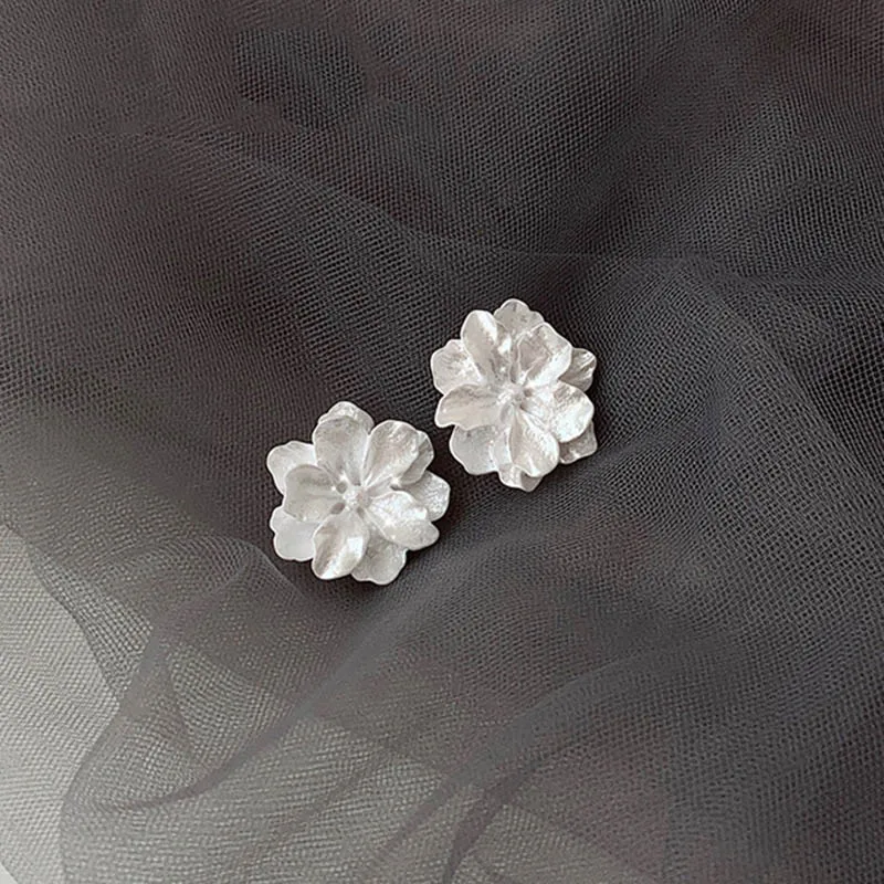 Серьги женские в японском и корейском стиле с белыми цветами | Украшения