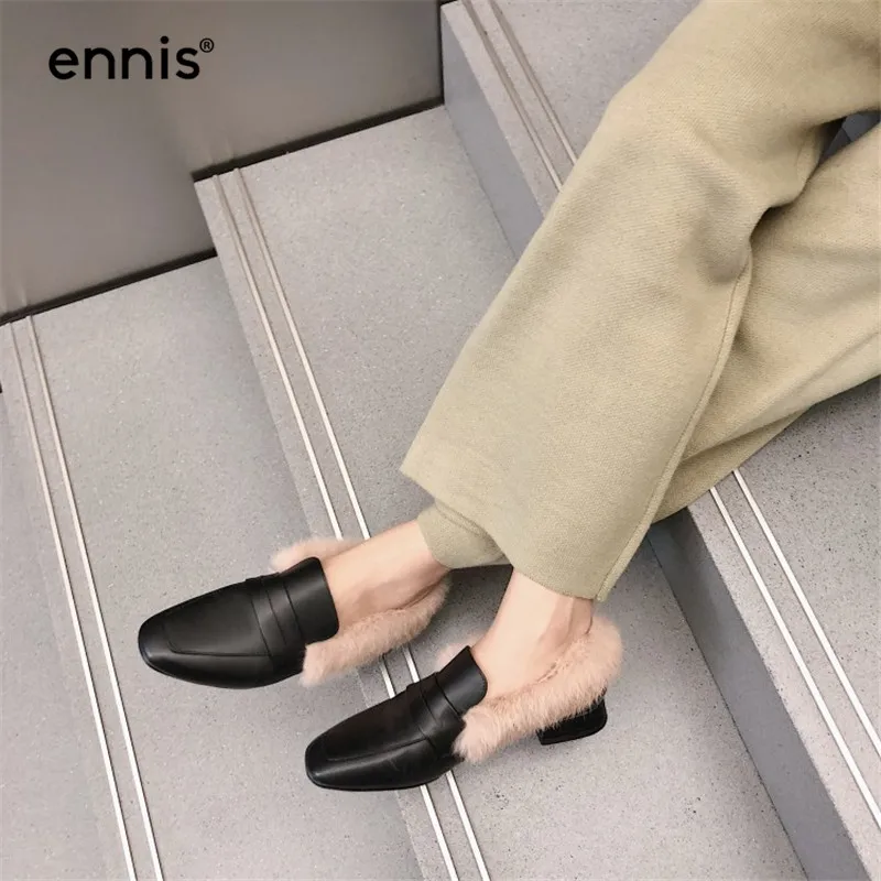 ENNIS/Коллекция года; женские шлепанцы с натуральным мехом; меховые тапочки; лоферы из натуральной кожи; обувь без задника; Сезон Зима; модные шлепанцы; цвет бежевый, черный; M8149