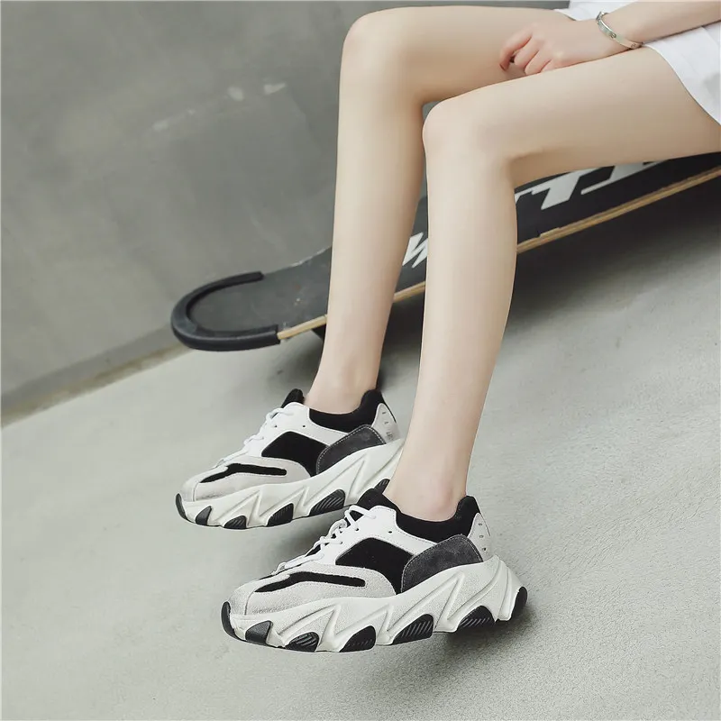 Женские кроссовки на плоской подошве со смайликом коллекция 2019 года сезон весна