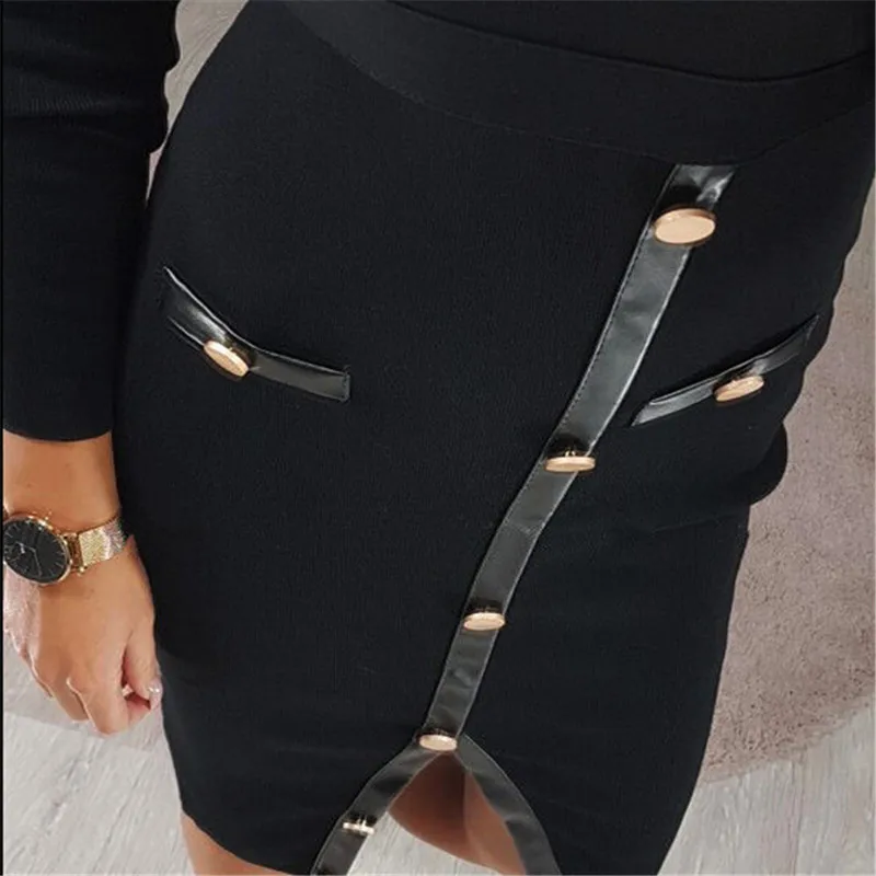 Женское облегающее платье средней длины черное с разрезом и длинными рукавами