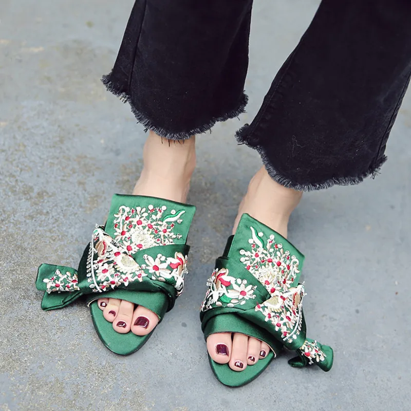 Женская обувь на плоской подошве атласные шлепанцы без застежки с острым носком