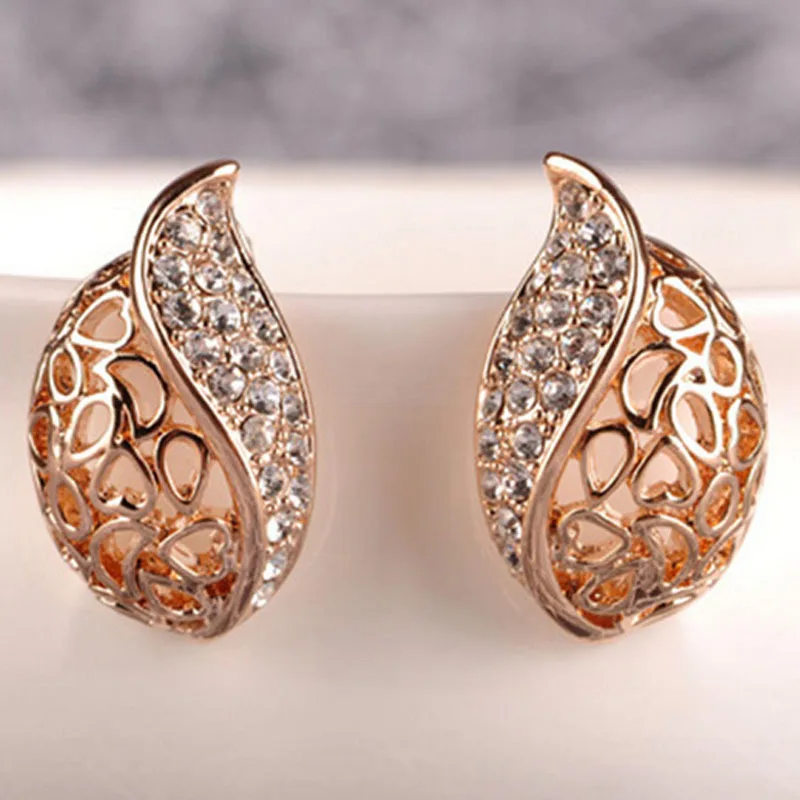 Модные женские серьги-гвоздики с полым листом покрытые золотом и серебром стразы