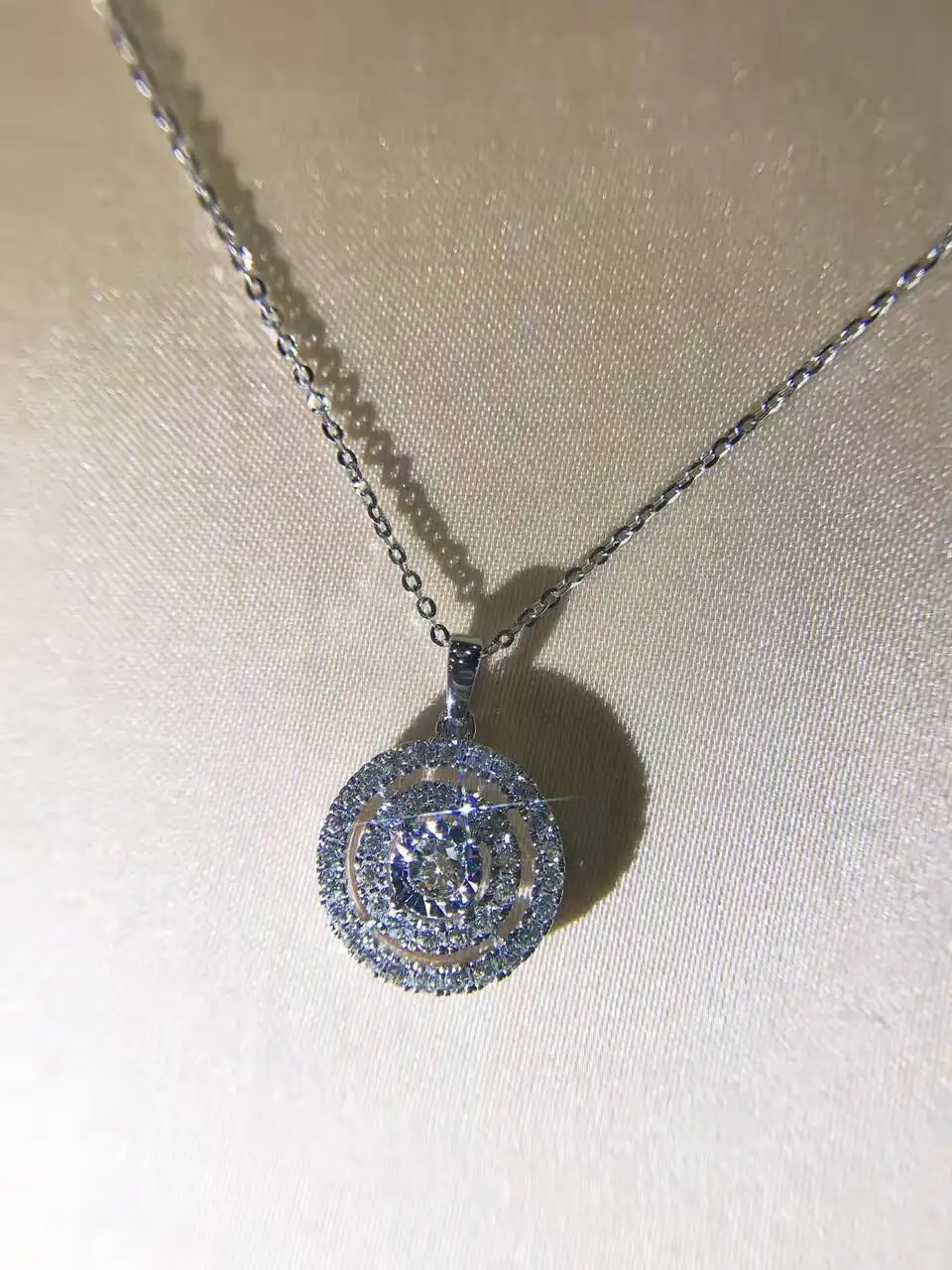 LASAMERO Double Halo 0.07CT набор с круглыми вырезами однотонный 18 К золотой кулон