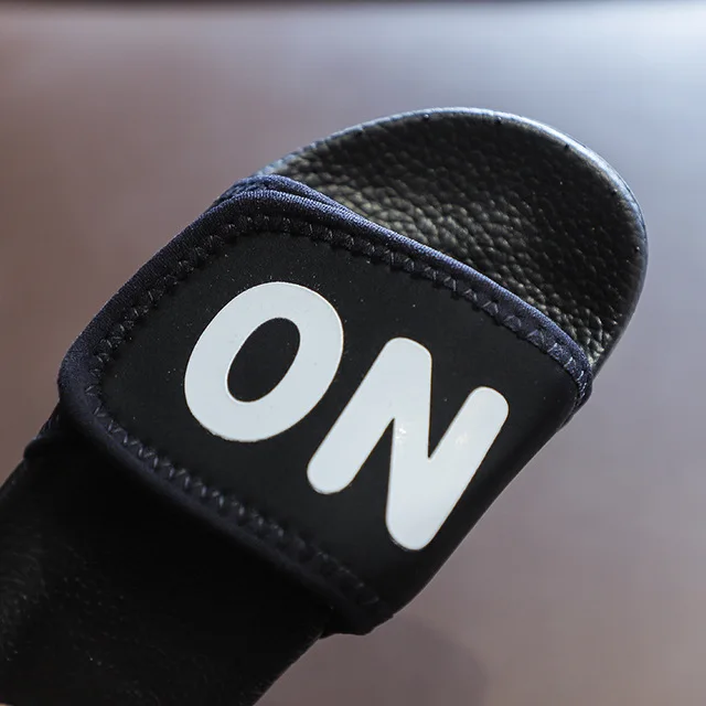 Летние детские тапочки для мальчиков 2021 Детские сланцы модные пляжные с надписью