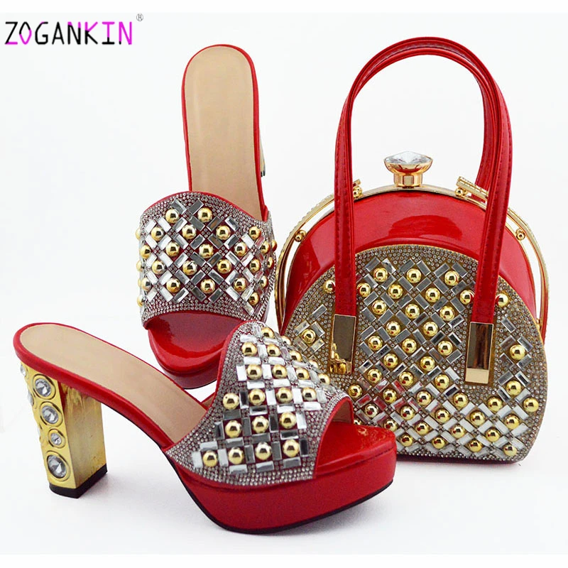 Темно-синие женские итальянские туфли-лодочки на высоком каблуке и сумочка в