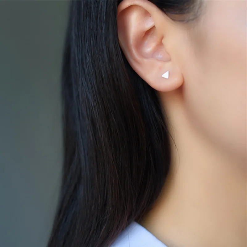 Лабораторные серьги серебряные маленькие треугольные технические простые милые