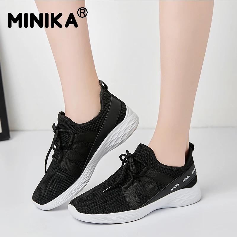 Женские кроссовки из дышащей сетки на шнурках мягкой плоской подошве для