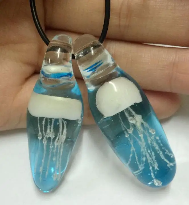 2 шт. 100% ручной работы белый Медузы Новый Рука выдувное Стекло кулон синие