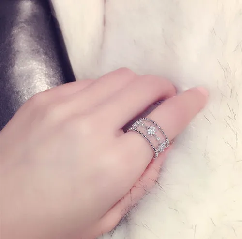 Женское кольцо с кристаллами серебристый цвет открыт пробы полой звездой модный