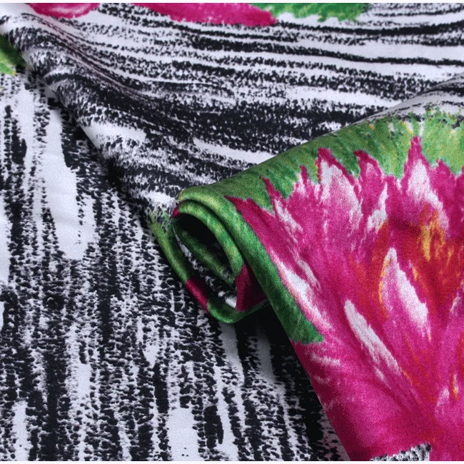 Шелковая эластичная атласная ткань с принтом красных цветов лотоса Ширина 132 см