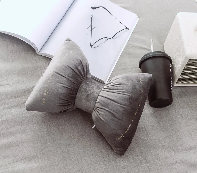 Подушка на подголовник автомобиля с вышивкой в виде банта|Подушка под шею| |