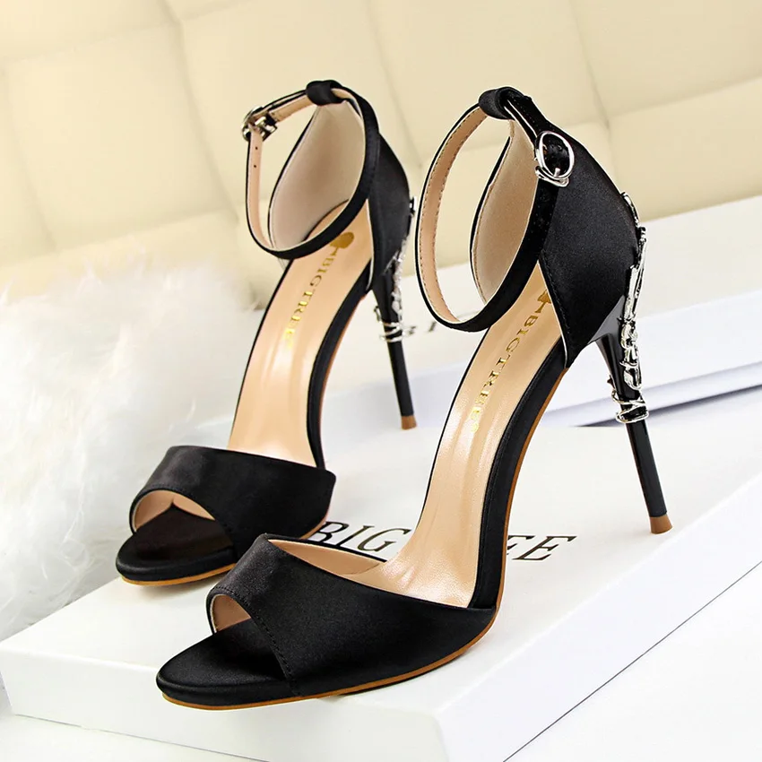 2017 Краткий Обнаженная Замши На Высоких Каблуках Сандалии Женщин T Стрэп Летние