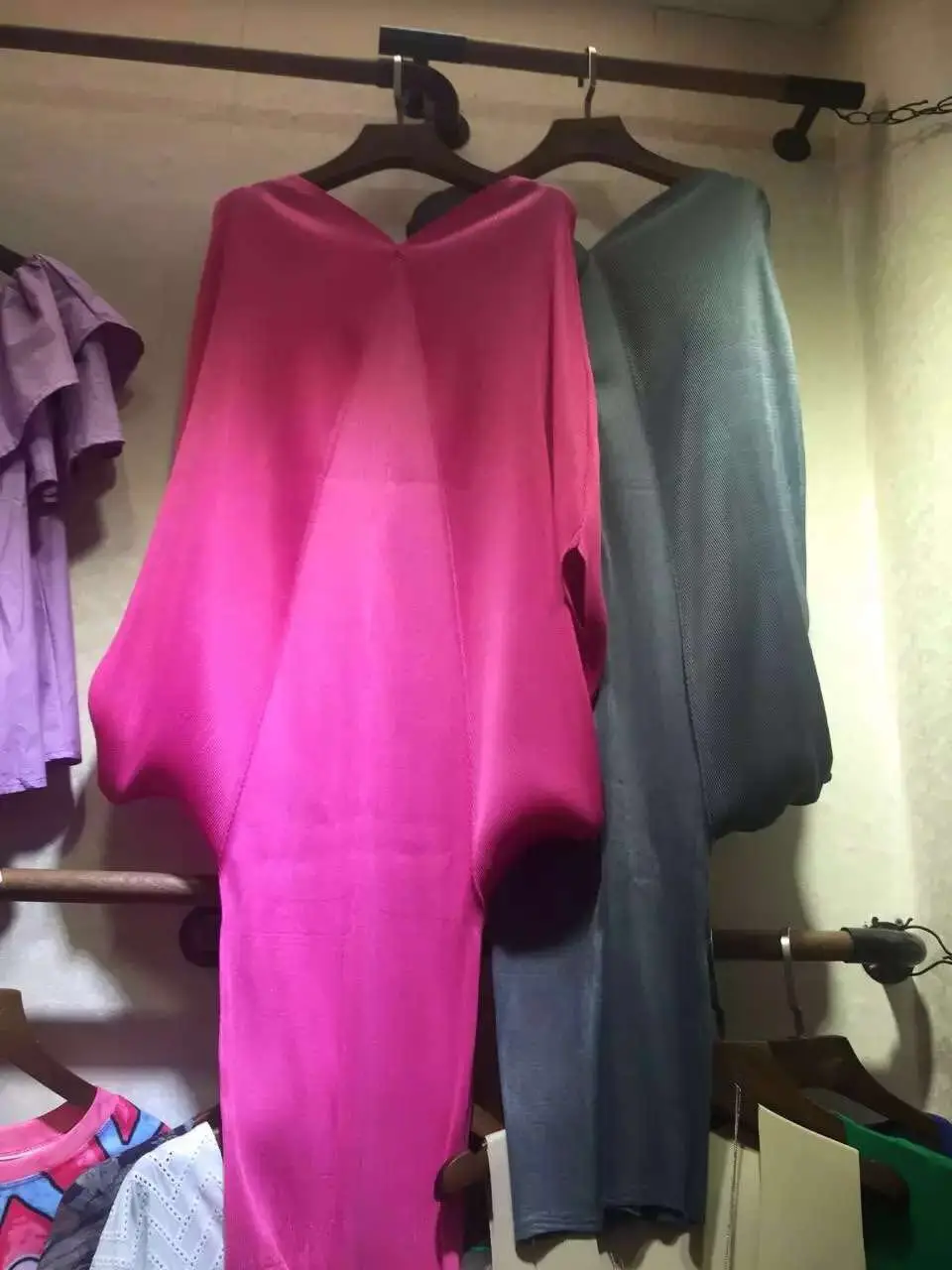 Женское летнее платье с V-образным вырезом асимметричное плиссированное рукавом