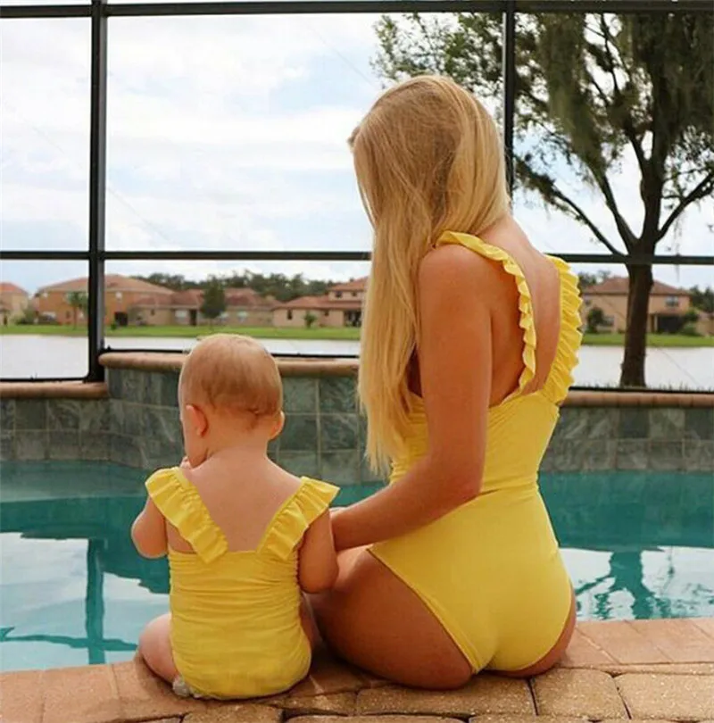 Семейный комплект для мамы и дочки купальник бикини с оборками милый цельный