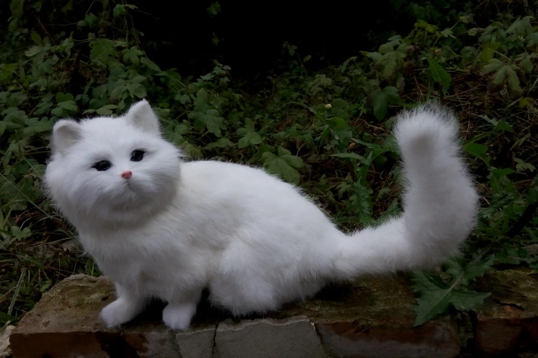 Белая игрушечная игрушка для сидящего кота из полиэтилена и меха милый котенок