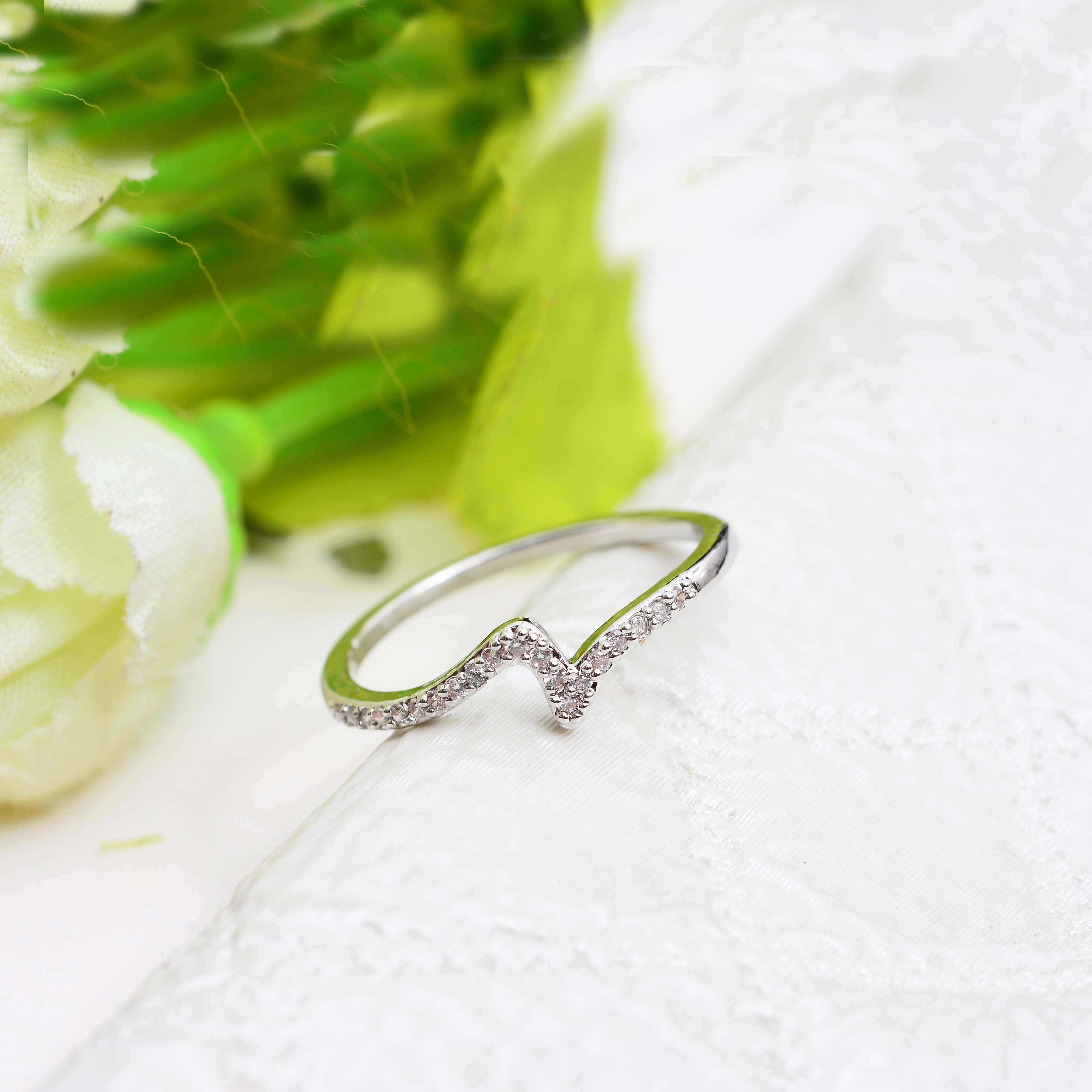 Женское кольцо с геометрическими волнами KNOCK кубическим цирконием в форме камня