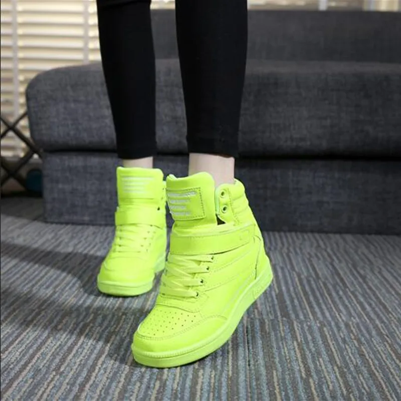 Весенние новые дизайнерские белые кроссовки на танкетке и платформе женская