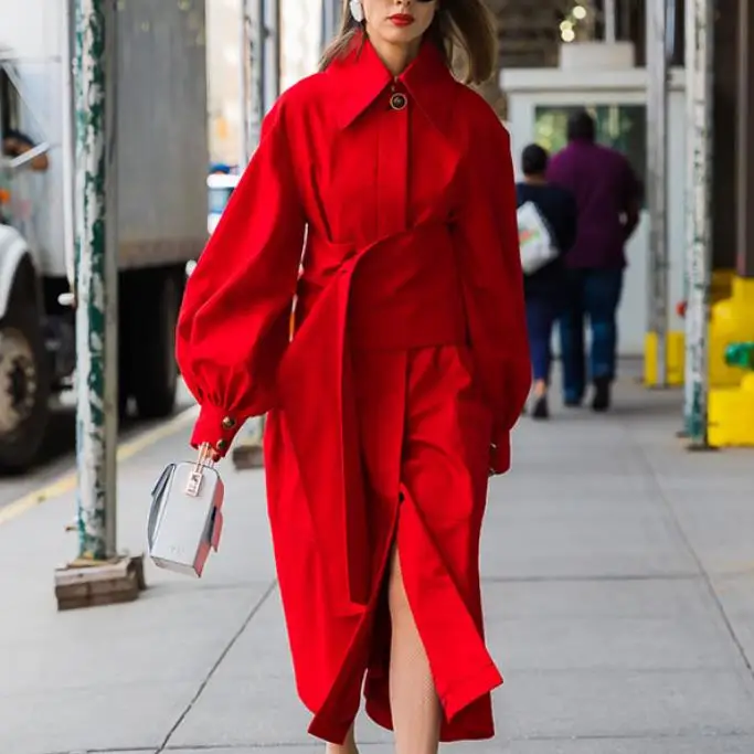 Красный тренчкот с рукавами фонариками женская ветровка поясом и разрезом сзади