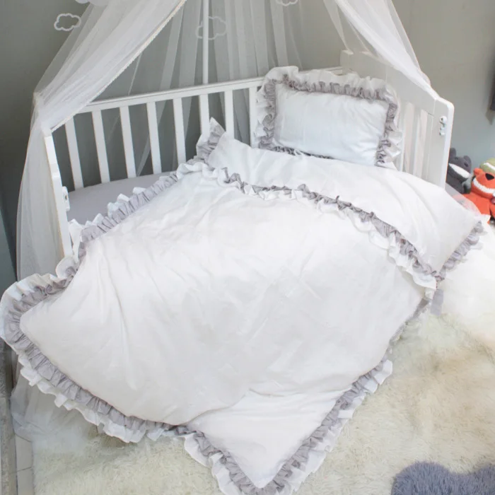 Комплект постельного белья с рюшами для кроватки luxry комплект из 3 предметов 100%