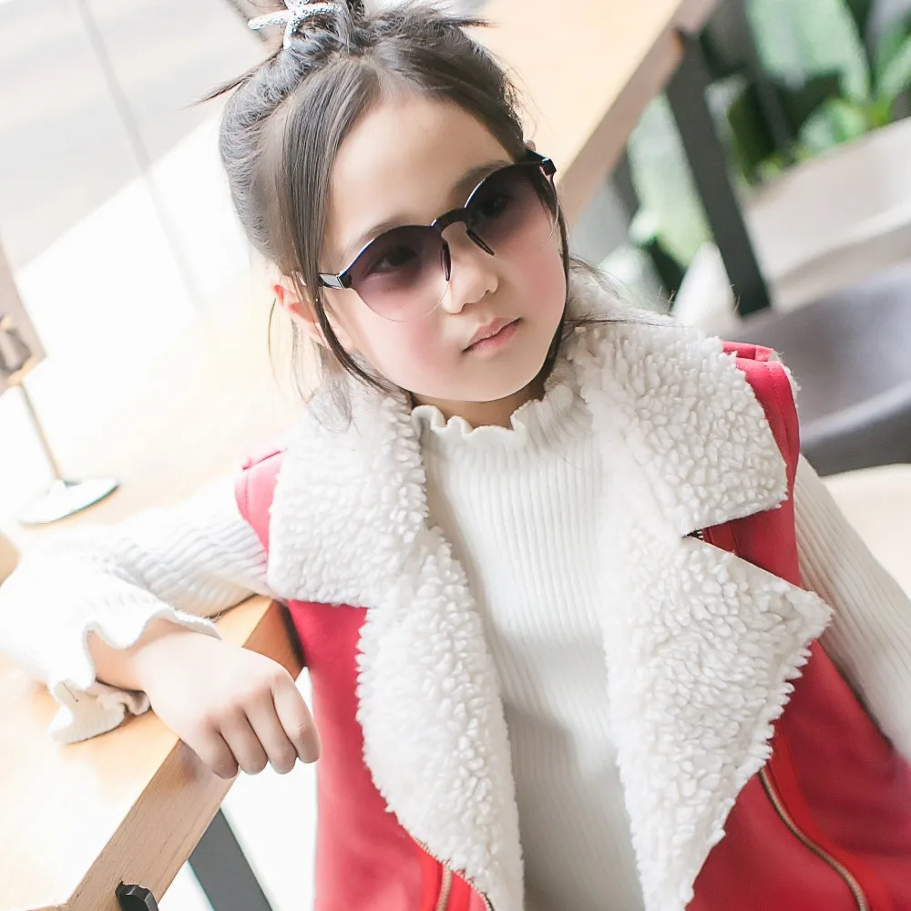 Солнцезащитные очки для мальчиков и девочек летние в пластиковой оправе с