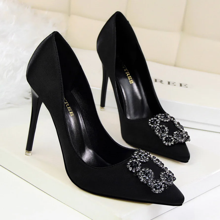 Black(Black crystal) Новинка года; женские туфли на высоком каблуке; туфли-лодочки с квадратными кристаллами; блестящие однотонные шелковые вечерние туфли со стразами; элегантные туфли на тонком каблуке с острым носком - Цвет: Black(Black crystal)
