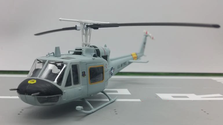 

1:72 UH-1 F Huey Вооруженный вертолет модель 36917 Коллекция 1/72 масштабный самолет модель самолета модели вертолета