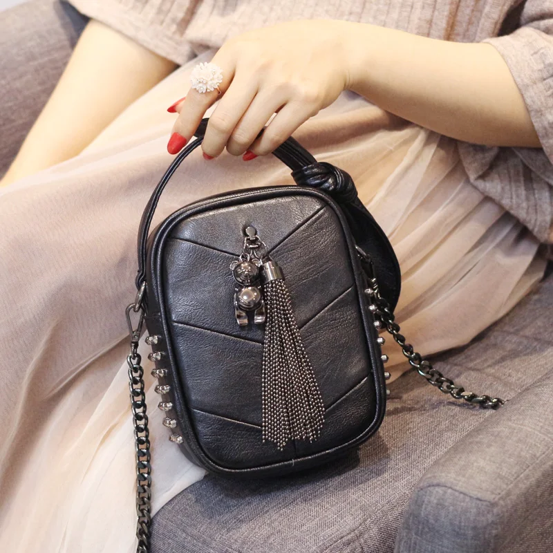 Текстурированная сумка-мессенджер женская модная мягкая кожаная с заклепками и