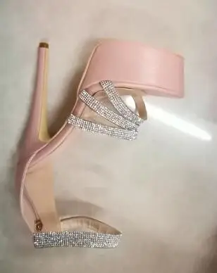 Модная однотонная обувь с узкими лентами украшенная Стразами Босоножки на