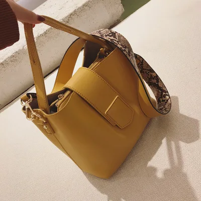 Женская новая осенняя сумка-ведро с большой цепочкой 2018 полосатая одноплечевая