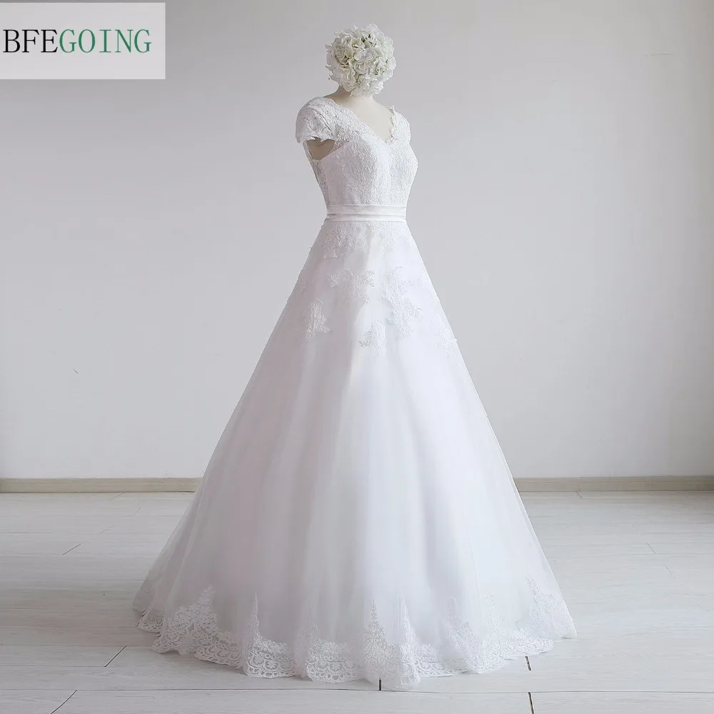 Белое кружевное свадебное платье А силуэта с V образным вырезом и рукавами