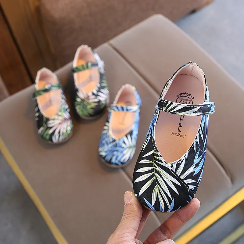 Летние туфли принцессы на плоской подошве для маленьких девочек кожаные с