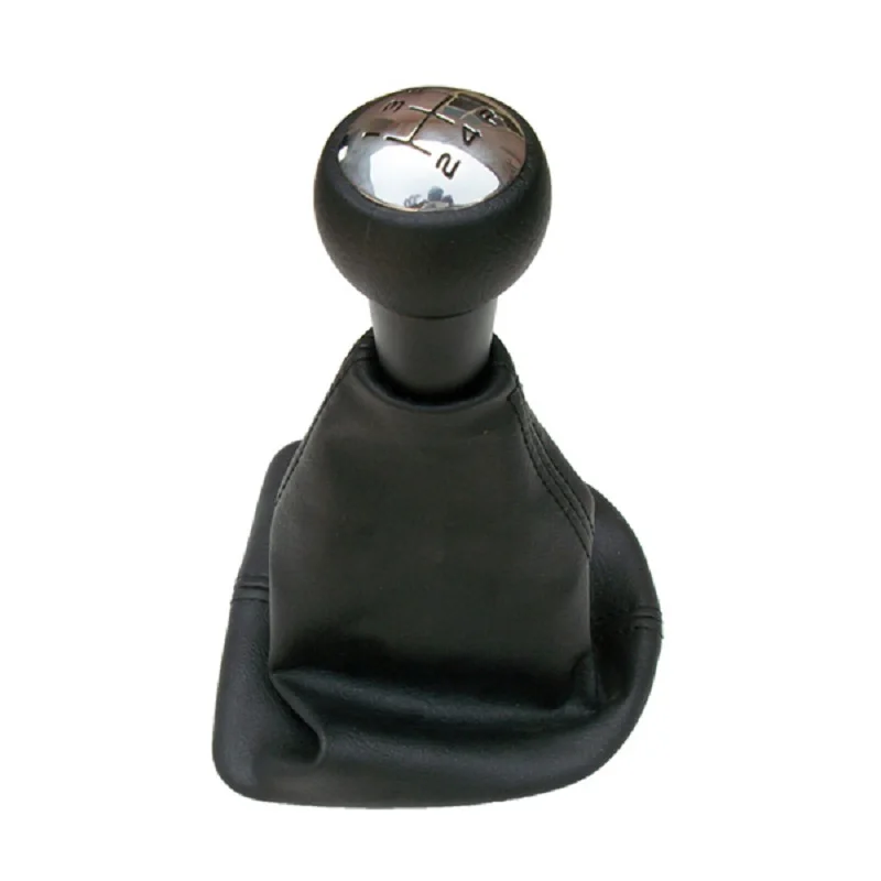 Ручка переключения рулевого механизма автомобиля с кожаными ботинками