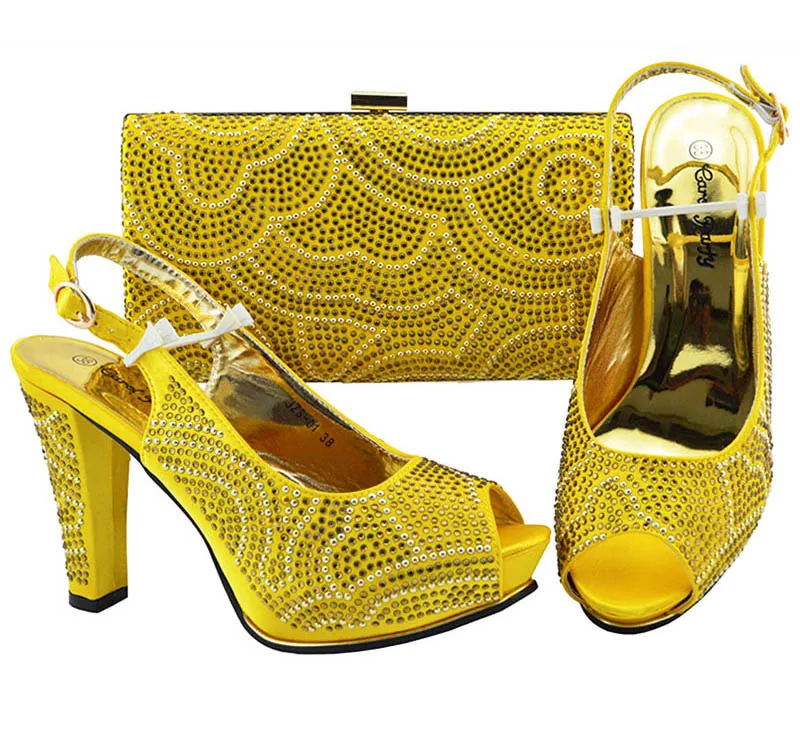 Новейший итальянский комплект из туфель и сумочки желтого цвета летние туфли на высоком каблуке со стразами