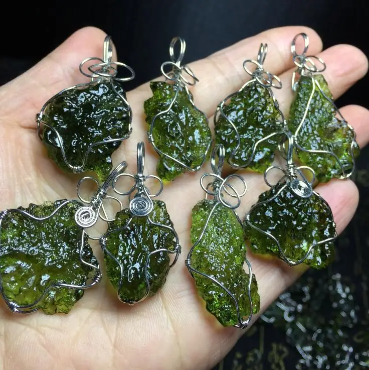 Горячая продажа A + натуральный Moldavite зеленый aerolites Кристалл падающий камень кулон