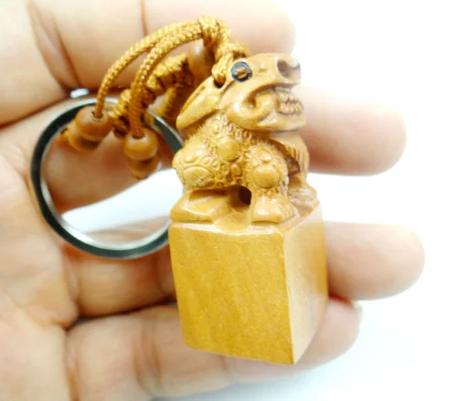 Брелок для ключей Jin Chan из натурального красного дерева с трехмерной гравировкой