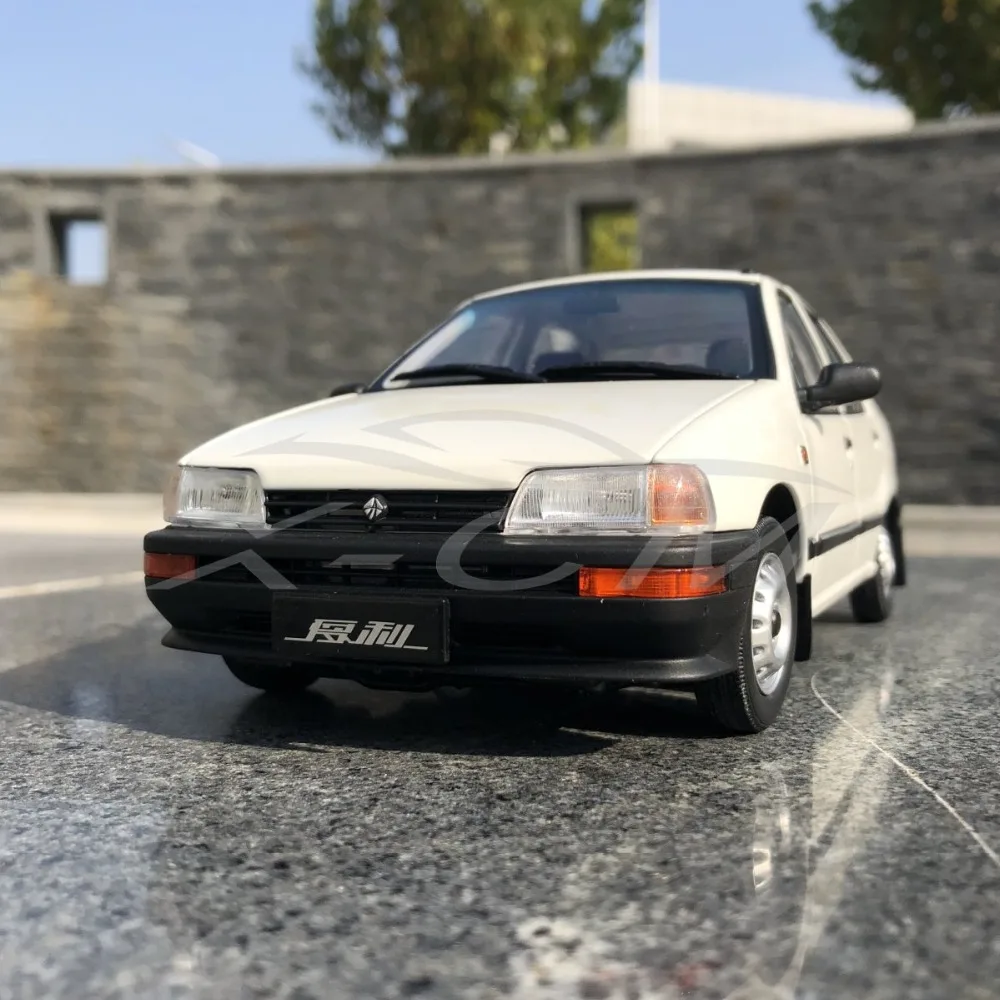 Литой автомобиль модель Yiqi китайский Тяньцзинь Xiali TJ7100 седан 1:18(белый)+ маленький подарок