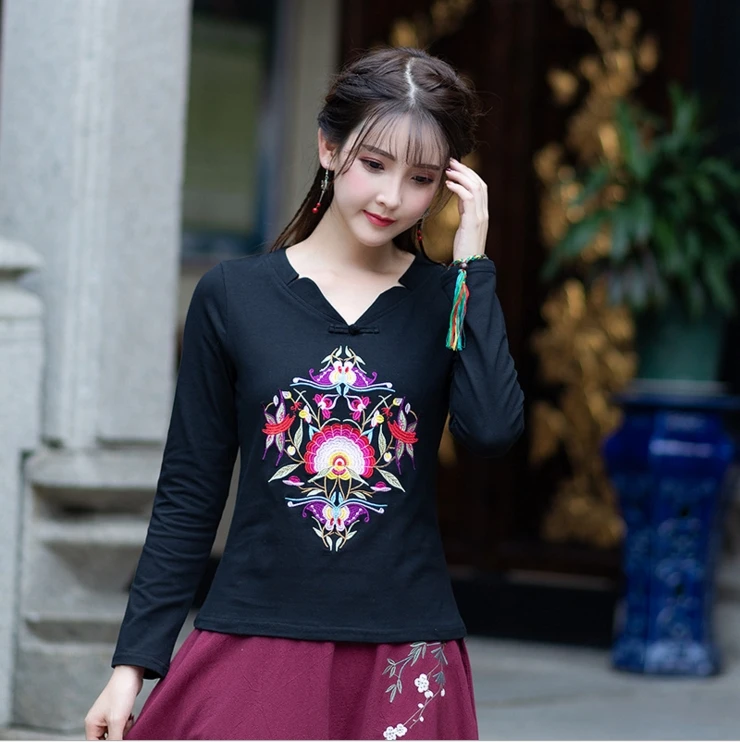 Новинка осени 2018 приталенная хлопковая футболка с длинными рукавами и вышивкой |