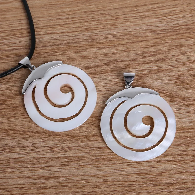 45 мм ажурная подвеска с натуральным перламутровым белым и черным корпусом