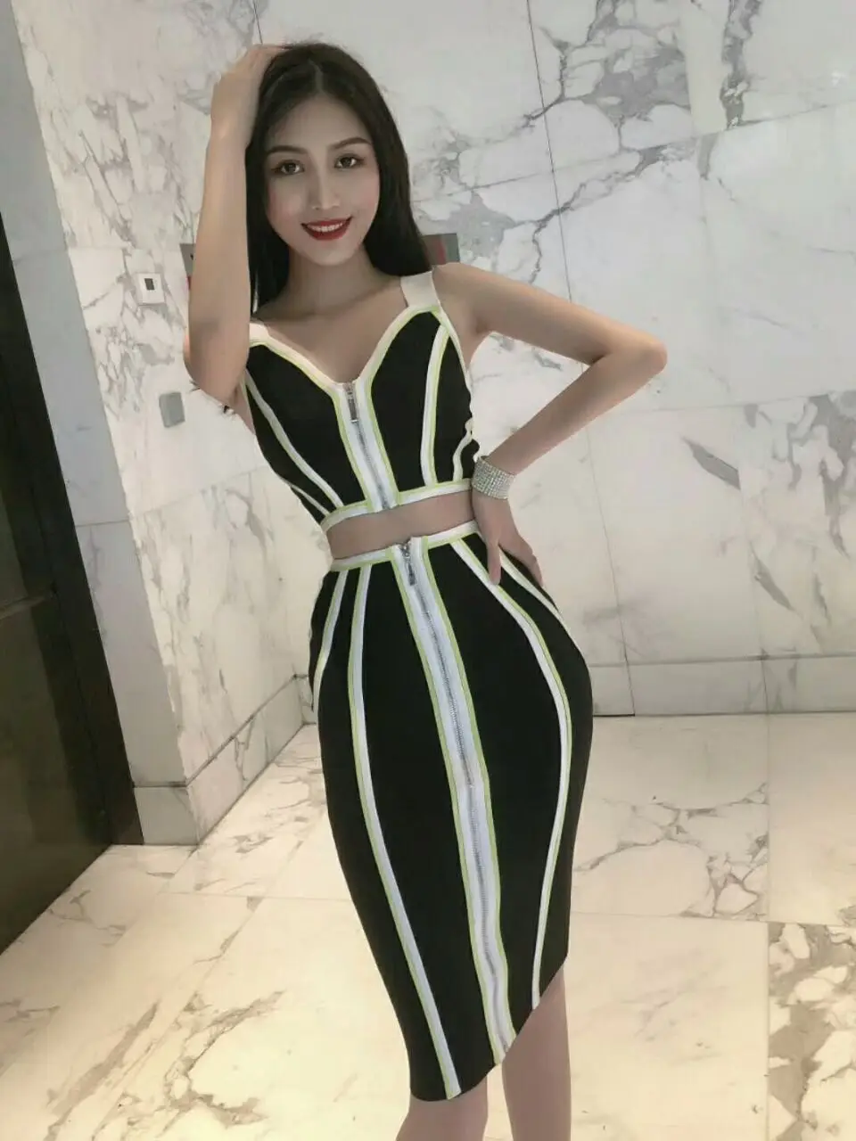 Новое поступление черно-белое платье с v-образным вырезом и бретельками