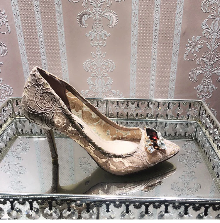 Шикарные женские туфли-лодочки украшенные кристаллами на высоком тонком каблуке