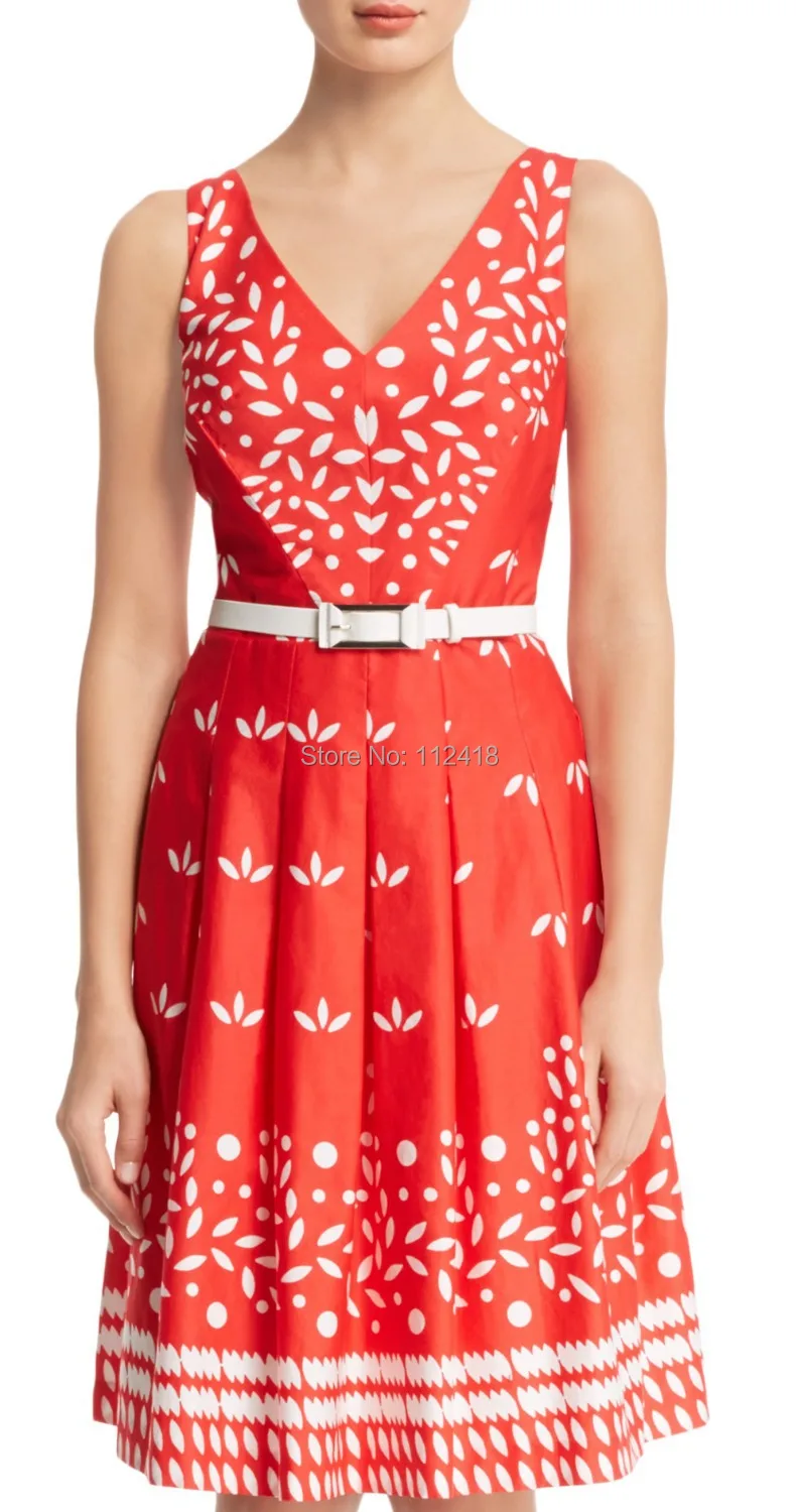 Женское платье с V-образным вырезом и поясом