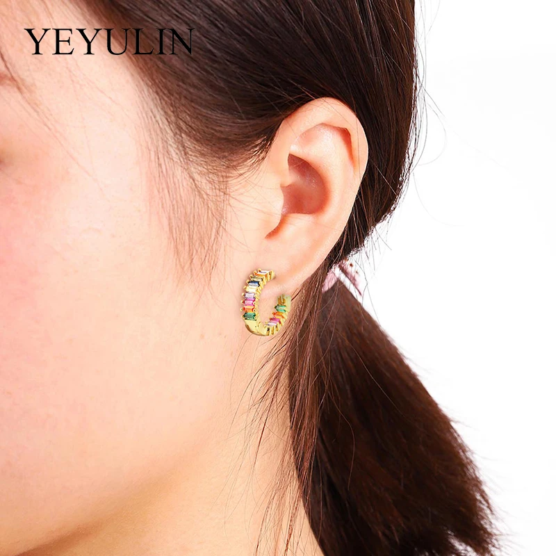 Новые круглые серьги-гвоздики с сердечком и инкрустированным цирконием