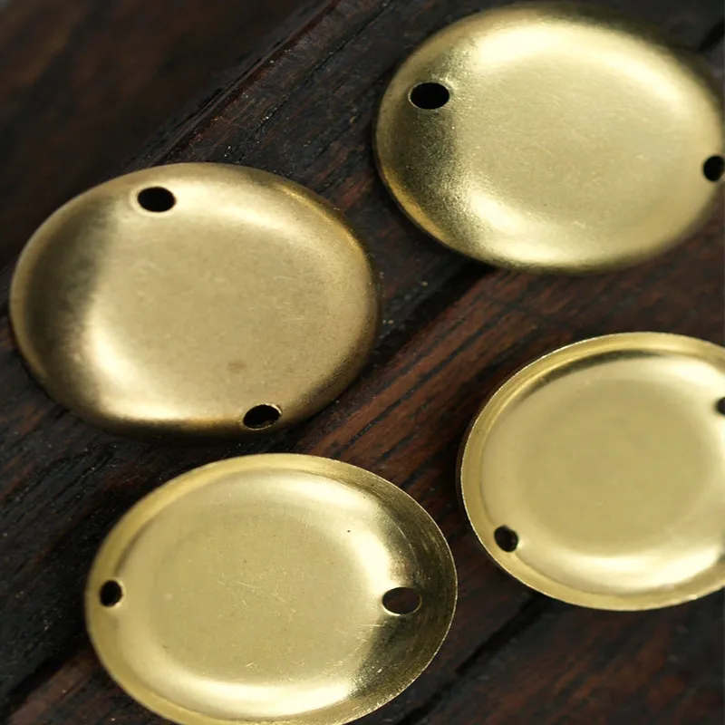 . .. 20 шт. Круглая сырая латунь (2 отверстия). Соединители подвески размер 16 мм. A0556 |