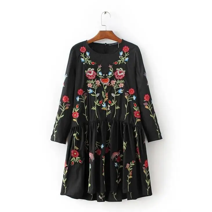 Женское платье с цветочной вышивкой элегантное офисное черное круглым вырезом и